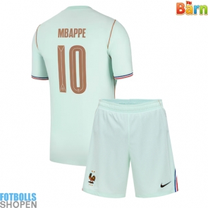Billiga Frankrike Kylian Mbappe #10 Bortatröja Barn VM 2026 Kortärmad (+ Korta byxor)